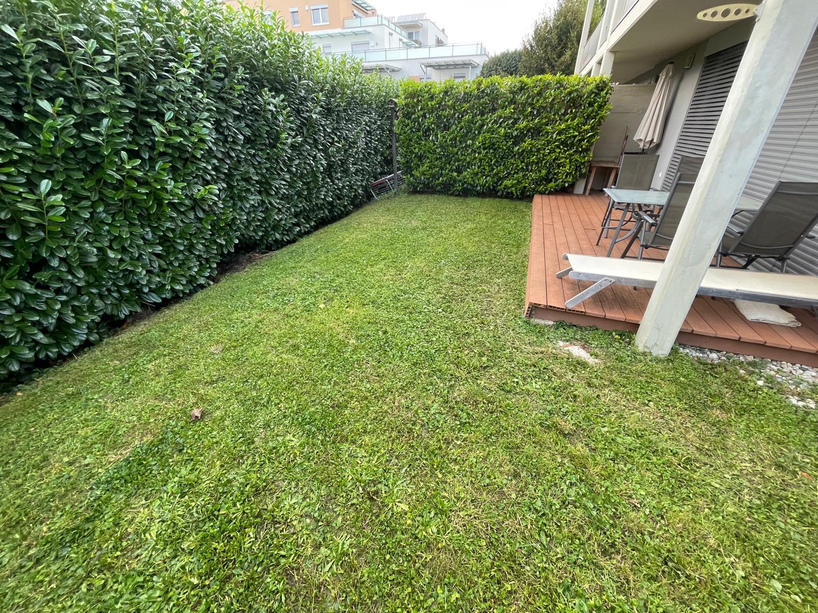Gepflegter Garten neben Sitzecke